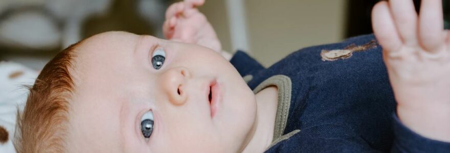 à quel âge bébé voit les visages